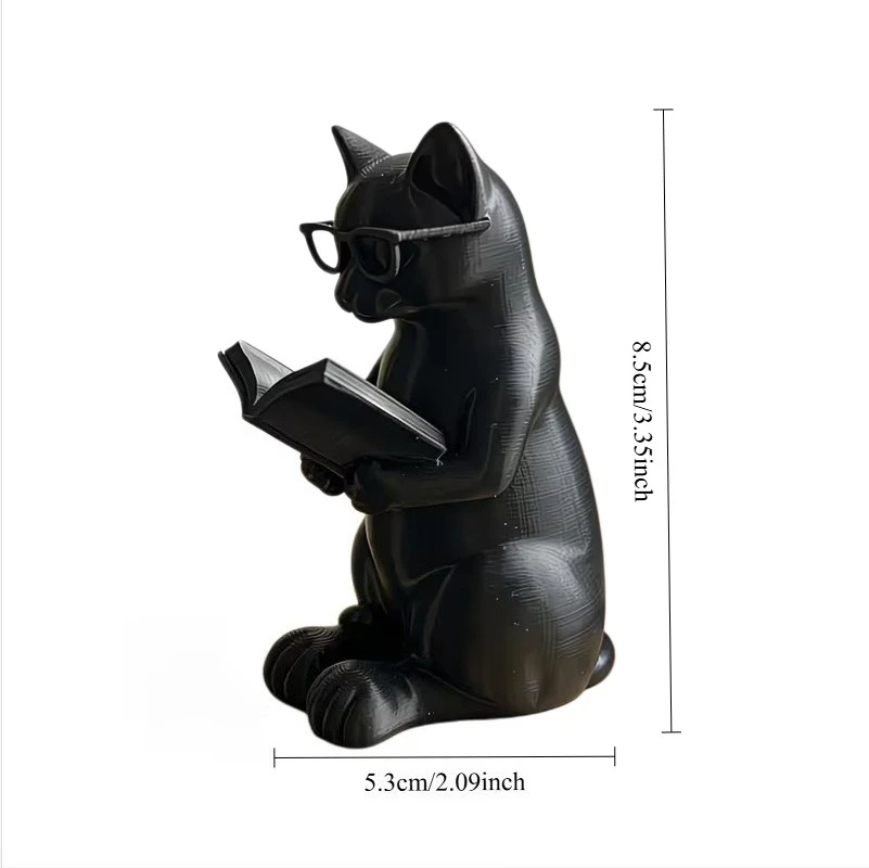 3D Printed Reading Cat Figurin - Home Office With Bookshelves recension och pris