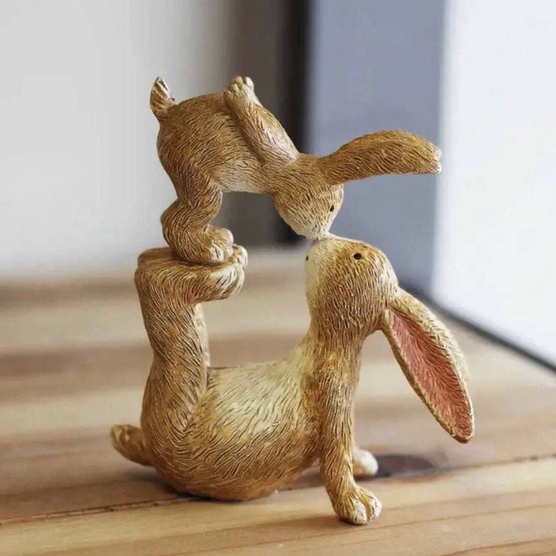 Kiss Rabbit Statue Representin - Home Office Representative recension och pris